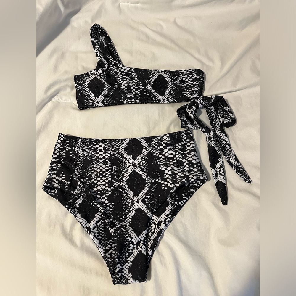 High waisted women’s bikini size small